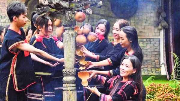 Mời rượu - một hoạt động mang tính trang trọng trong nghi lễ đón khách của dân tộc Ê Đê.