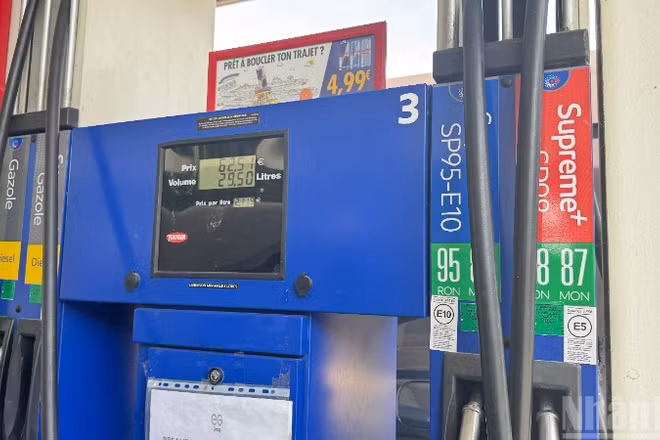 Trụ bơm nhiên liệu sinh học E5, E10 và B7 tại một cây xăng ở Paris, Pháp. (Ảnh: KHẢI HOÀN)