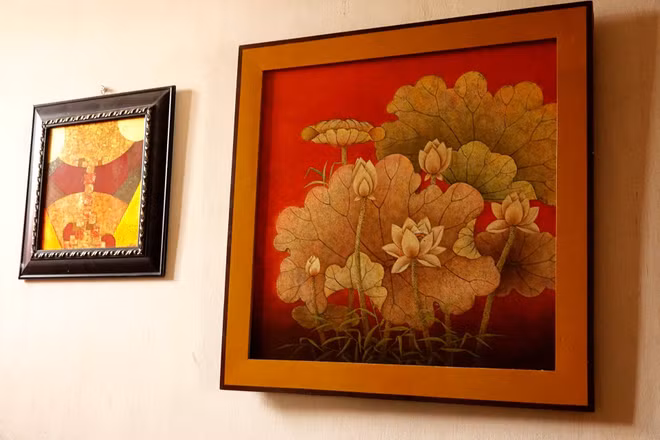 Những sản phẩm từ tranh sơn mài của nghệ nhân Đinh Văn Hùng. (Ảnh: HÀ THƯƠNG)