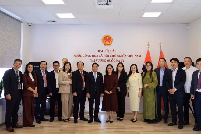 Đoàn đại biểu Quốc hội Việt Nam thăm và làm việc tại Đại sứ quán Việt Nam tại Na Uy. (Ảnh: Bộ ngoại giao)