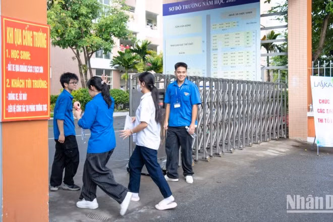 [Ảnh] Sĩ tử Hà Nội tự tin trong ngày đầu tiên của kỳ thi tuyển sinh lớp 10 