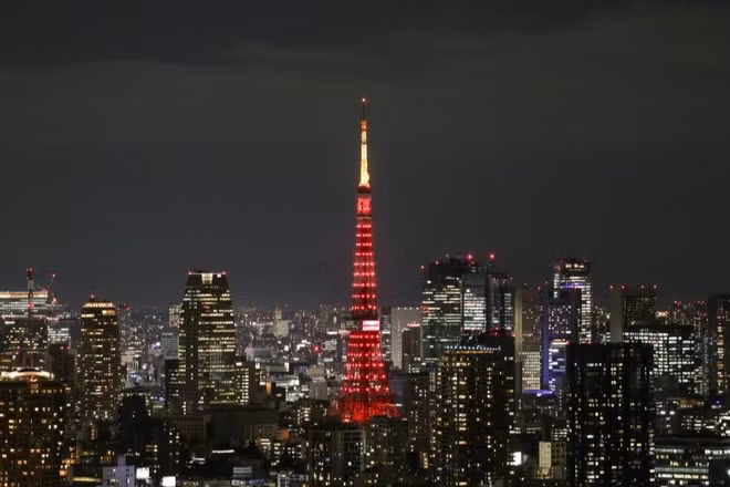 Tháp Tokyo rực rỡ với ánh sáng đỏ chào năm mới. (Ảnh minh họa: Tân Hoa Xã)