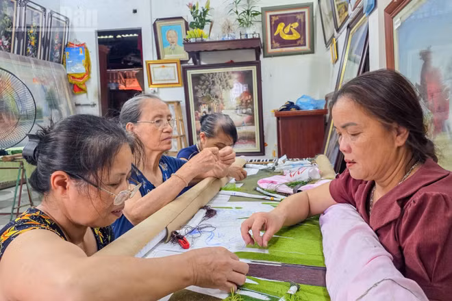 Người làm tại xưởng tranh thêu hoàn toàn thủ công của nghệ nhân Hoàng Thị Khương chủ yếu là trung niên đã gắn bó với nghề truyền thống từ ngày bé.