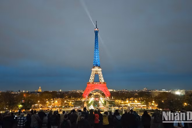 Tháp Eiffel, biểu tượng của nước Pháp, trong màn trình diễn ánh sáng. (Ảnh: MINH DUY)