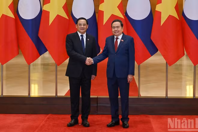 Chủ tịch Quốc hội Trần Thanh Mẫn và Thủ tướng Lào Sonexay Siphandone. (Ảnh: THỦY NGUYÊN)