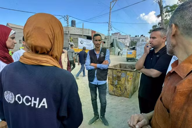 Nhân viên của OCHA và Quỹ Nhân đạo dành cho Lãnh thổ Palestine bị chiếm đóng đến thăm một dự án tại Gaza nhằm thu gom rác thải và cải thiện khả năng tiếp cận nguồn nước sạch cho người dân tị nạn. (Ảnh: Liên hợp quốc)