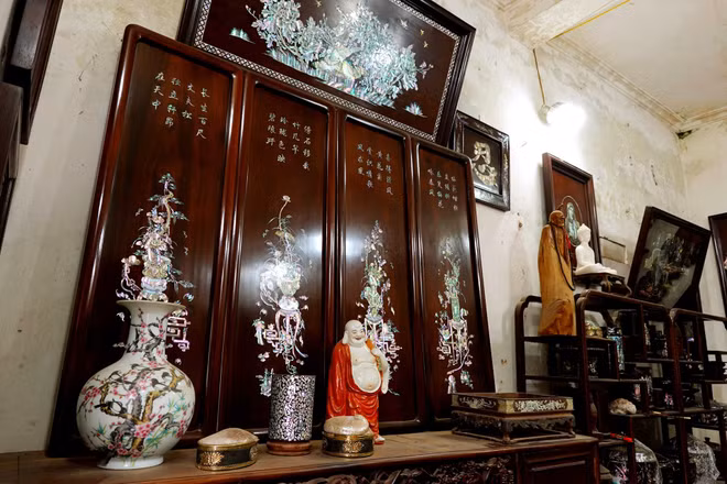 Căn nhà nhỏ được trưng bày nhiều sản phẩm từ khảm trai. (Ảnh: HÀ THƯƠNG)