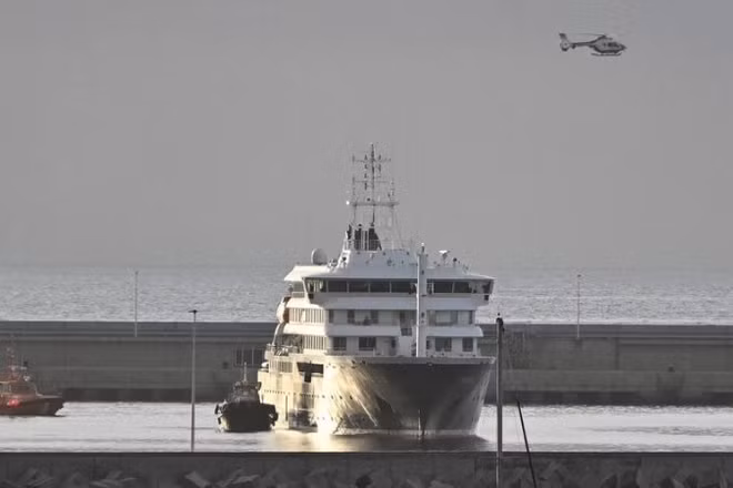Ngày 10/5, tàu du lịch MV Hondius bị nhiễm virus Hanta cập bến tại cảng Granadilla trên đảo Tenerife, Tây Ban Nha. (Ảnh: Tân Hoa Xã) 