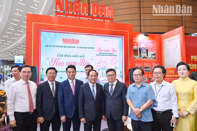 Đồng chí Trịnh Văn Quyết, Ủy viên Bộ Chính trị, Bí thư Trung ương Đảng, Trưởng Ban Tuyên giáo và Dân vận Trung ương tham quan gian trung bày của Báo Nhân Dân và dự Lễ ra mắt sách “Hoa vườn Bác”.