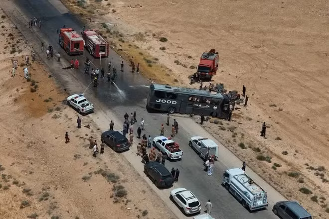 Va chạm thảm khốc giữa hai xe buýt trên tuyến cao tốc nối Deir ez-Zor và Damascus của Syria, ngày 25/7.