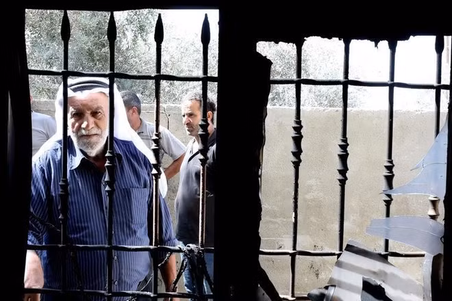 Người dân Palestine kiểm tra thiệt hại do người định cư Israel gây ra tại nhà thờ Hồi giáo Nur al-Din Zanki ở thành phố Nablus, Bờ Tây, ngày 1/9/2026. (Ảnh: Tân Hoa Xã)