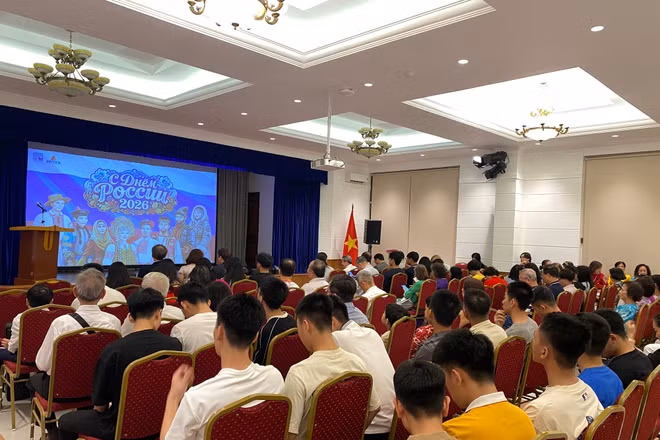 Không gian trang trọng của buổi lễ với sự tham gia của đông đảo đại biểu, khách mời. (Ảnh: Hà Thương)