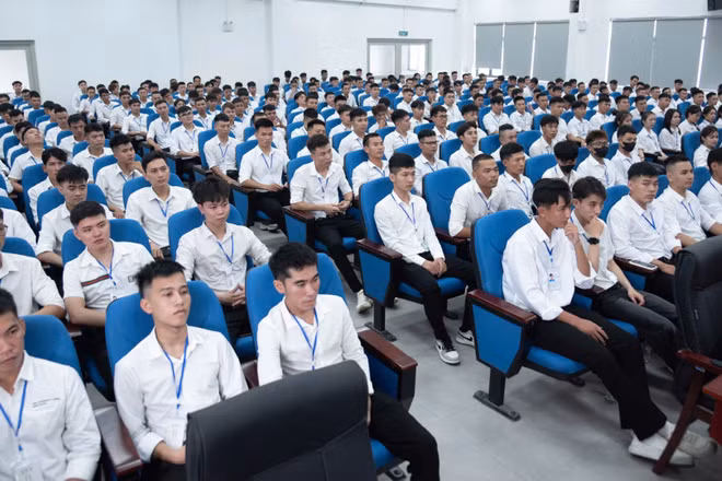 Lao động đi làm việc ở nước ngoài theo hợp đồng chương trình EPS dự khóa đào tạo giáo dục định hướng và bổ túc tiếng Hàn tại Hà Nội của Trung tâm Lao động ngoài nước. (Ảnh MINH DUY).