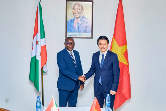 Thứ trưởng Ngoại giao Lê Anh Tuấn và Bộ trưởng Ngoại giao Burundi Édouard Bizimana. (Ảnh: Bộ Ngoại giao)