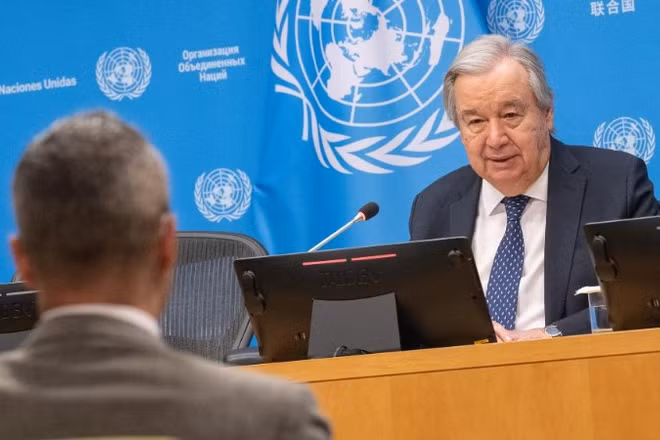 Tổng thư ký Liên hợp quốc Antonio Guterres (phải) phát biểu tại cuộc họp báo ở trụ sở Liên hợp quốc tại New York, Mỹ. (Ảnh: Tân Hoa Xã)