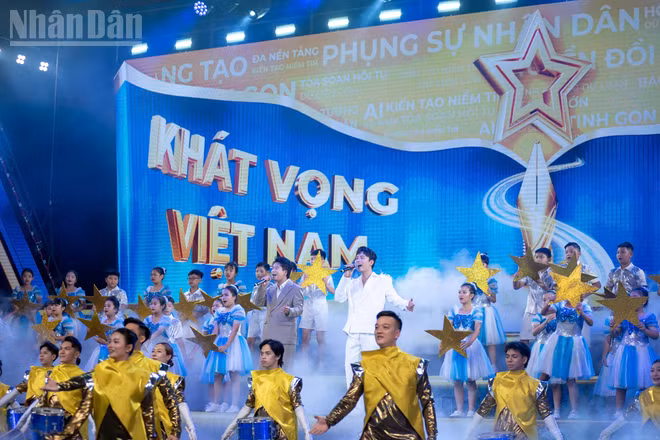 Giải không chỉ là sự ghi nhận những tác phẩm xuất sắc, mang tính phát hiện, tính xây dựng, nhân văn, phản ánh hơi thở của thực tiễn, mà còn là sự tôn vinh bản lĩnh chính trị, đạo đức nghề nghiệp, trách nhiệm xã hội, tinh thần bền bỉ, dấn thân và niềm tin của nhân dân đối với nhà báo.