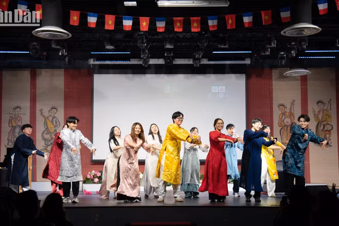 Chợ Xuân Bính Ngọ 2026 và đêm gala "Một vòng Việt Nam" được Hội Thanh niên sinh viên Việt Nam tại Paris (UEVP) tổ chức sôi động và trang trọng tại Trung tâm Văn hóa Việt Nam tại Pháp.