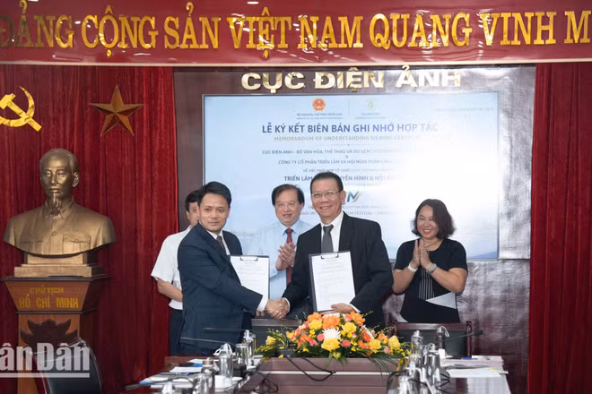 Thứ trưởng Bộ Văn hóa, Thể thao và Du lịch Tạ Quang Đông cùng lãnh đạo hai đơn vị chứng kiến lễ ký kết biên bản ghi nhớ hợp tác. (Ảnh: MINH DUY)