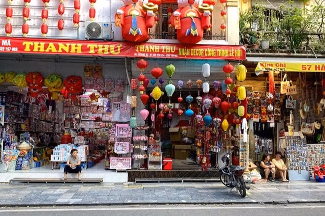 Nhiều cửa hàng trên phố Hàng Mã rơi vào tình trạng buôn bán ế ẩm. (Ảnh: Trang Hà)