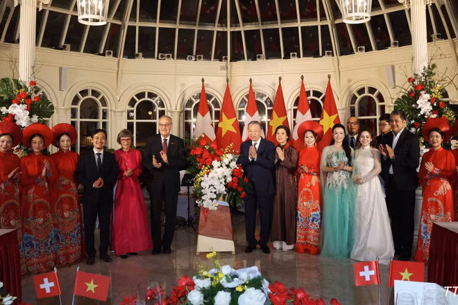 Tổng Bí thư, Chủ tịch nước Tô Lâm và Phu nhân Ngô Phương Ly cùng Tổng thống Thụy Sĩ Guy Parmelin và Phu nhân Caroline Parmelin tặng hoa cho các nghệ sĩ. (Ảnh: TTXVN)