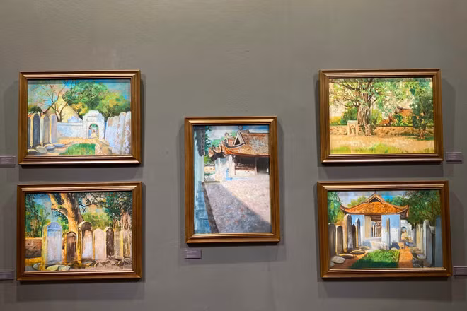 Triển lãm mở ra không gian giao thoa đầy ấn tượng giữa di sản và nghệ thuật khi quy tụ hơn 60 tác phẩm của 36 tác giả, bắc nhịp cầu kết nối từ những tên tuổi lớn như cố họa sĩ Trịnh Hữu Ngọc, cố họa sĩ Tô Ngọc Vân với các thế hệ họa sĩ trẻ đương đại.