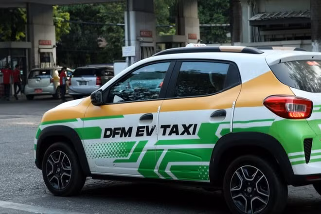 Taxi chạy bằng điện được sử dụng ngày một nhiều tại Myanmar. (Ảnh: Tân Hoa Xã)