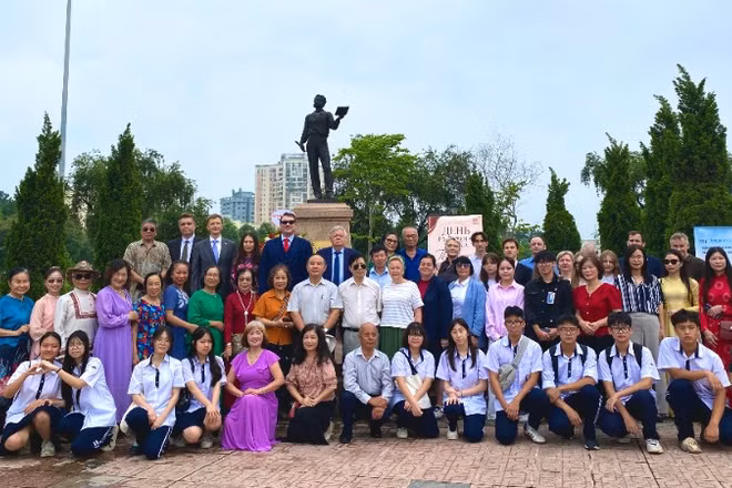 Tập thể đại biểu, khách mời, nhân dân hai nước tới tham dự buổi lễ. (Ảnh: Hà Thương)