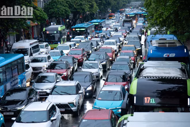 [Ảnh] Mưa lớn giờ tan tầm, phố Hà Nội thêm đông đúc và hối hả