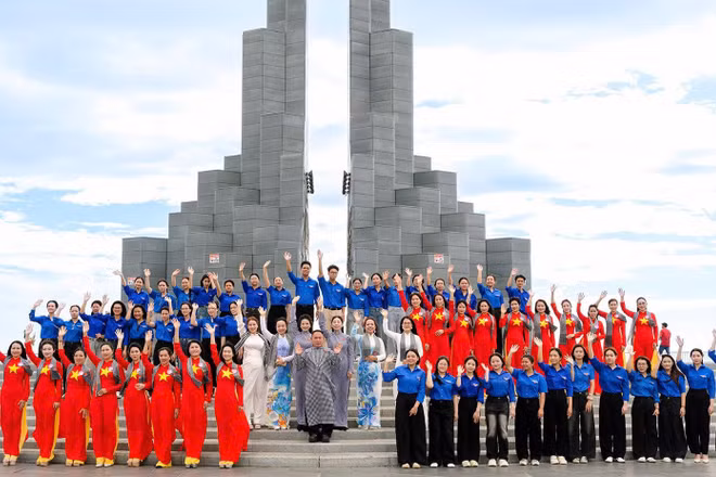Đoàn thí sinh Hoa hậu Doanh nhân Hương sắc Việt Nam 2026 và đoàn viên, thanh niên phường Tuy Hòa tại Tháp Nghinh Phong. (Ảnh: BTC cung cấp)
