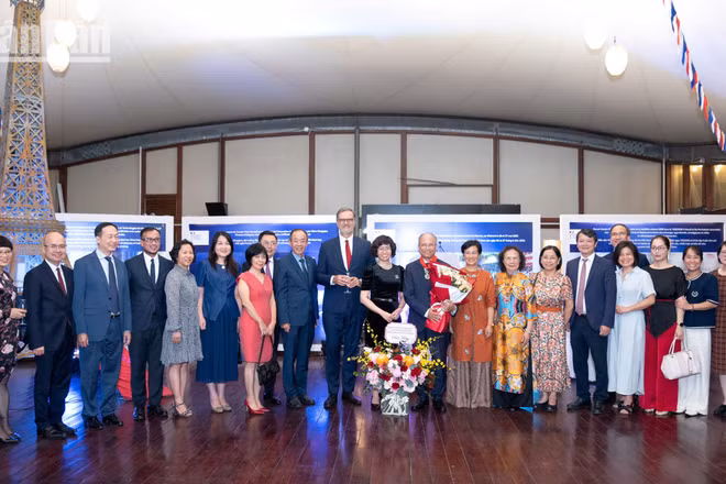 Đông đảo quan khách, đại diện các tổ chức và bạn bè tới chung vui cùng nguyên Đại sứ Đinh Toàn Thắng. (Ảnh: MINH DUY)