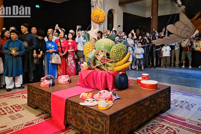 Giới trẻ Hà Nội làm mới di sản Trung thu trong triển lãm nghệ thuật “Lưu trăng”
