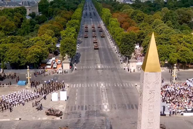 Tổng thống Pháp Emmanuel Macron cùng đội kỵ binh của Vệ binh Cộng hòa tiến vào quảng trường Concorde. Được tổ chức trên đại lộ nổi tiếng thế giới Champs-Élysées, cuộc diễu binh có sự tham gia của gần 6 nghìn binh sĩ, hiến binh, cảnh sát và nhân viên cứu hộ, cứu hỏa…