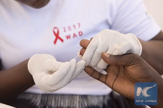 Một người được xét nghiệm HIV miễn phí trong các hoạt động nhân Ngày Thế giới phòng chống AIDS tại Kigali, Rwanda. (Ảnh: Tân Hoa Xã)