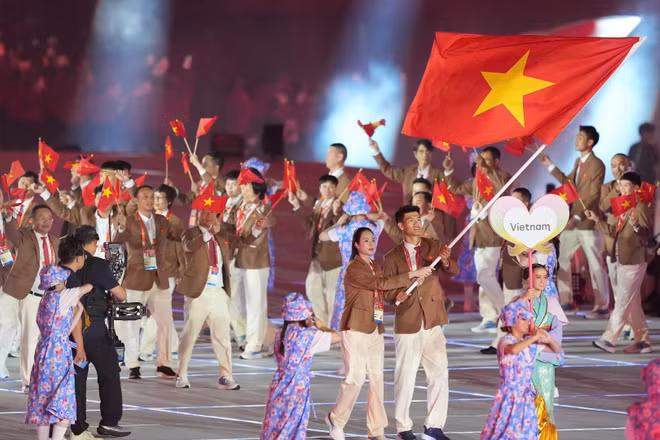 Các vận động viên của Đoàn thể thao Việt Nam diễu hành trong lễ khai mạc Đại hội Thể thao châu Á lần thứ 20 tại thành phố Nagoya, Nhật Bản ngày 19/9/2026. (Ảnh: THX/TTXVN phát)