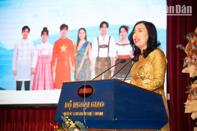 Thứ trưởng Ngoại giao Lê Thị Thu Hằng phát biểu khai mạc Trại hè Việt Nam, ngày 13/7/2026. (Ảnh: MINH DUY)