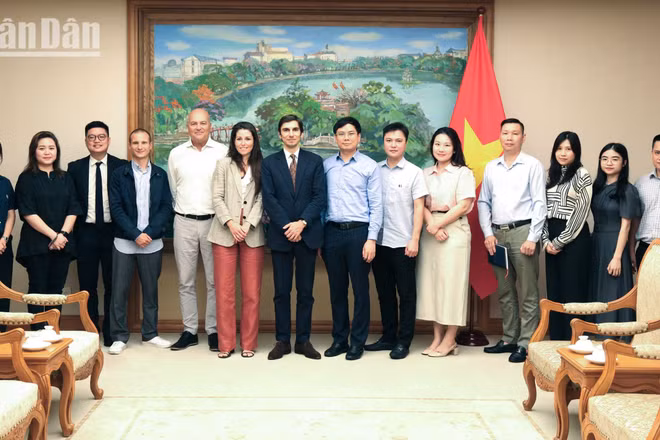 Đoàn chuyên gia tư vấn Pháp trong buổi làm việc tại Cục Chuyển đổi số (Văn phòng Chính phủ) sáng 30/6.