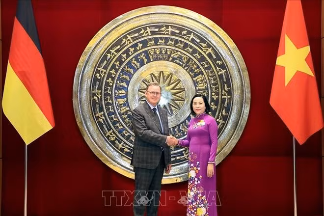 Phó Chủ tịch Quốc hội Nguyễn Thị Thanh đón Phó Chủ tịch Quốc hội Cộng hòa Liên bang Đức Bodo Ramelow. (Ảnh: TTXVN)