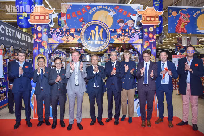 Đông đảo chính quyền các cấp của vùng Grand-Est, tỉnh Meuse, thành phố Verdun (Pháp) và người dân địa phương tham dự lễ khai mạc, thể hiện sự quan tâm đặc biệt đến sự kiện. (Ảnh: MINH DUY)