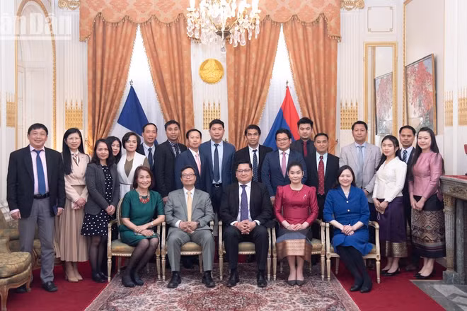 Đại sứ Lào nồng nhiệt chào đón đoàn Đại sứ quán Việt Nam như những thành viên trong gia đình. (Ảnh: MINH DUY)