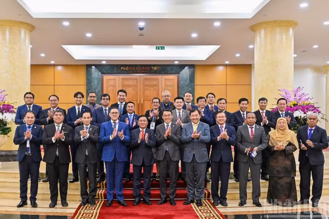 Thường trực Ban Bí thư Trần Cẩm Tú và Trưởng đoàn chính đảng các nước ASEAN cùng các đại biểu dự cuộc tiếp. (Ảnh: DUY LINH)