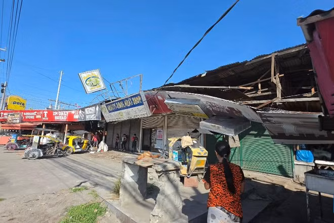 Một số căn nhà nhỏ không trụ được sau cơn địa chấn. (Ảnh: Tân Hoa Xã)