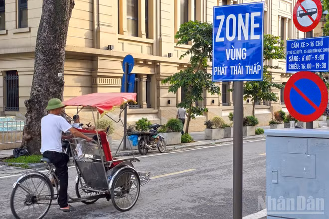 Biển “Vùng phát thải thấp” đã được lắp đặt trên nhiều tuyến phố "cửa ngõ" đi vào khu vực hạn chế. (Ảnh: MINH DUY)