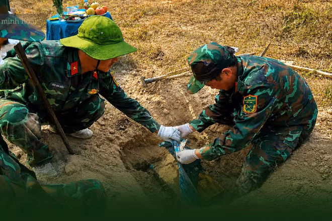 Mắt cay xè khi lưỡi xẻng chạm vào di vật