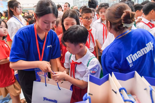 Vinamilk lan tỏa yêu thương cùng “Chắp cánh tuổi thơ”