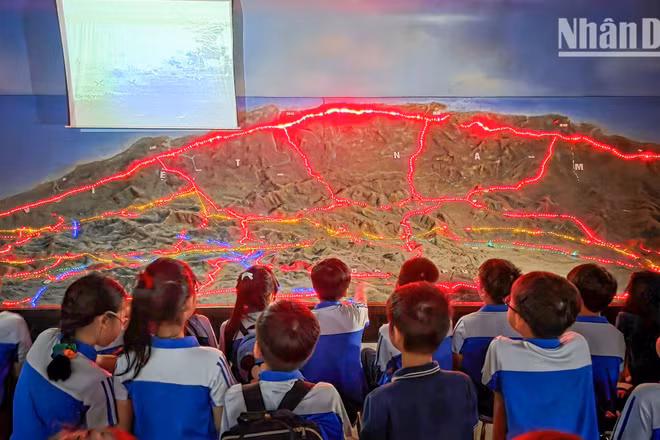 Sa bàn trực quan tái hiện tuyến vận tải chiến lược kết hợp đường gùi thồ, hành quân bộ và cơ giới. Sự kết hợp linh hoạt này đã đáp ứng kịp thời, khẩn trương yêu cầu chi viện cho chiến trường miền nam.