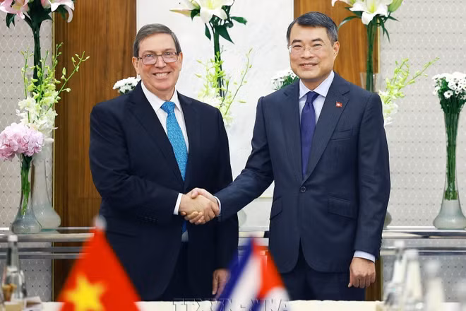 Thủ tướng Lê Minh Hưng tiếp Bộ trưởng Ngoại giao Cuba Bruno Rodríguez Parrilla. (Ảnh: TTXVN)