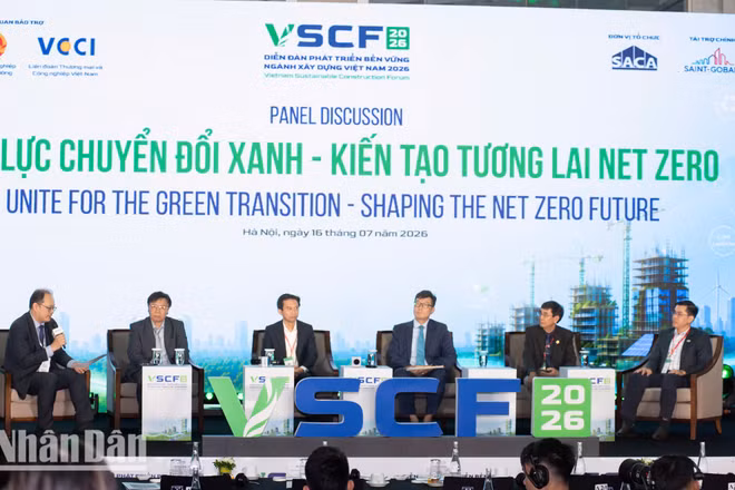Phiên thảo luận "Hợp lực Chuyển đổi Xanh - Kiến tạo Tương lai Net Zero" diễn ra sôi nổi với sự tham gia của nhiều chuyên gia đến từ các công ty và doanh nghiệp trong nước. (Ảnh: MINH DUY)