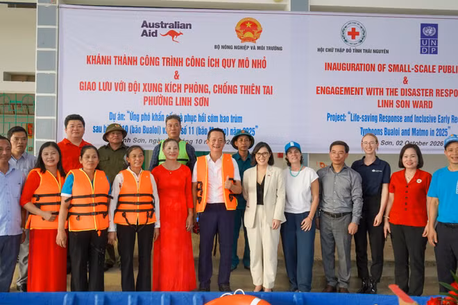 Đoàn công tác giao lưu với Đội xung kích phòng, chống thiên tai phường Linh Sơn, Thái Nguyên. (Ảnh: Đại sứ quán Australia tại Việt Nam)
