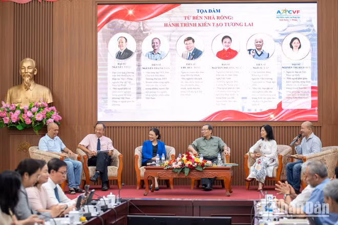 Các đại biểu chia sẻ trong buổi tọa đàm.