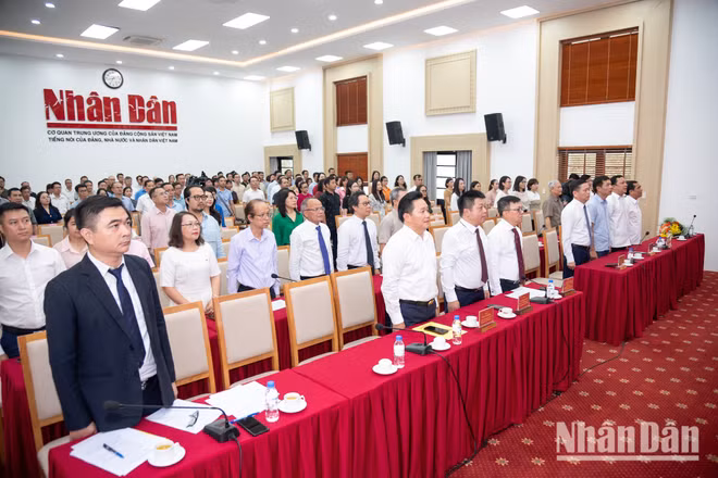 Đại biểu làm lễ chào cờ tại lễ mít-tinh kỷ niệm 101 năm ngày Báo chí Cách mạng Việt Nam. (Ảnh: MINH DUY)
